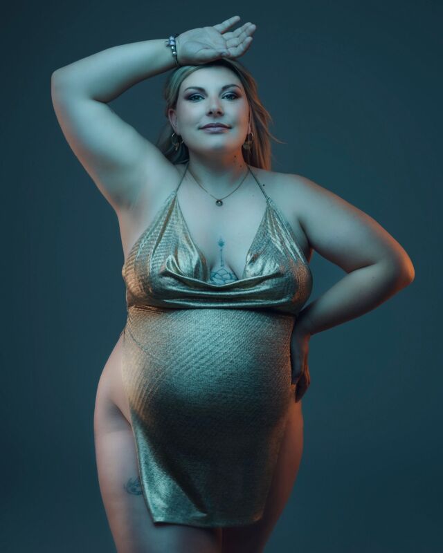Regardez moi cette bomba !!! 

📷 les shootings grossesse se déroulent dans mon studio à Besançon. Je suis à votre écoute, je vous guide également.  Avant votre shooting vous recevez un questionnaire pour que je puisse connaître vos attentes, vos envies. Puis ensuite, je laisse place à ma créativité, et bien souvent vous me faites confiance, vous OSEZ, et je vous dit souvent « au pire, vous essayez, et si vous n’aimez pas vous c’est pas grave »

Et pratiquement à chaque fois vous regardez l’écran, vous dites « waoooo, c’est moi ça ?? »

Car mon travail, et ce dès la prise de vue c’est de vous révélez, que vous osiez sortir de votre zone de confort, et au delà des images que vous aurez à la fin du shooting, c’est une expérience unique à vivre dans sa vie !

J’ai déjà eu des mamans retissantes à l’idée d’immortaliser leur grossesse, et puis en discutant elles ont passés le cap pour ne rien regretter, car une fois que vous avez accouché il sera trop tard !

Je suis là pour vous accompagner, vous aider dans le choix des tenues et vous guider dans le posing, je suis spécialisé pour ça ! Je vous aide également dans le choix de vos images finales !

Pour réserver c’est directement depuis mon site www.mariondumontphotographie.fr rubrique contact !

Si la photo te plaît, partage ce post pour faire voyager cette image et qu’elle récolte un max de likes !
Merci à toi 

Make up by @antonnellabardot merci pour ton travail !

#shootingmode #creativite #shootinggrossesse #pregnancystyle #photographebesancon